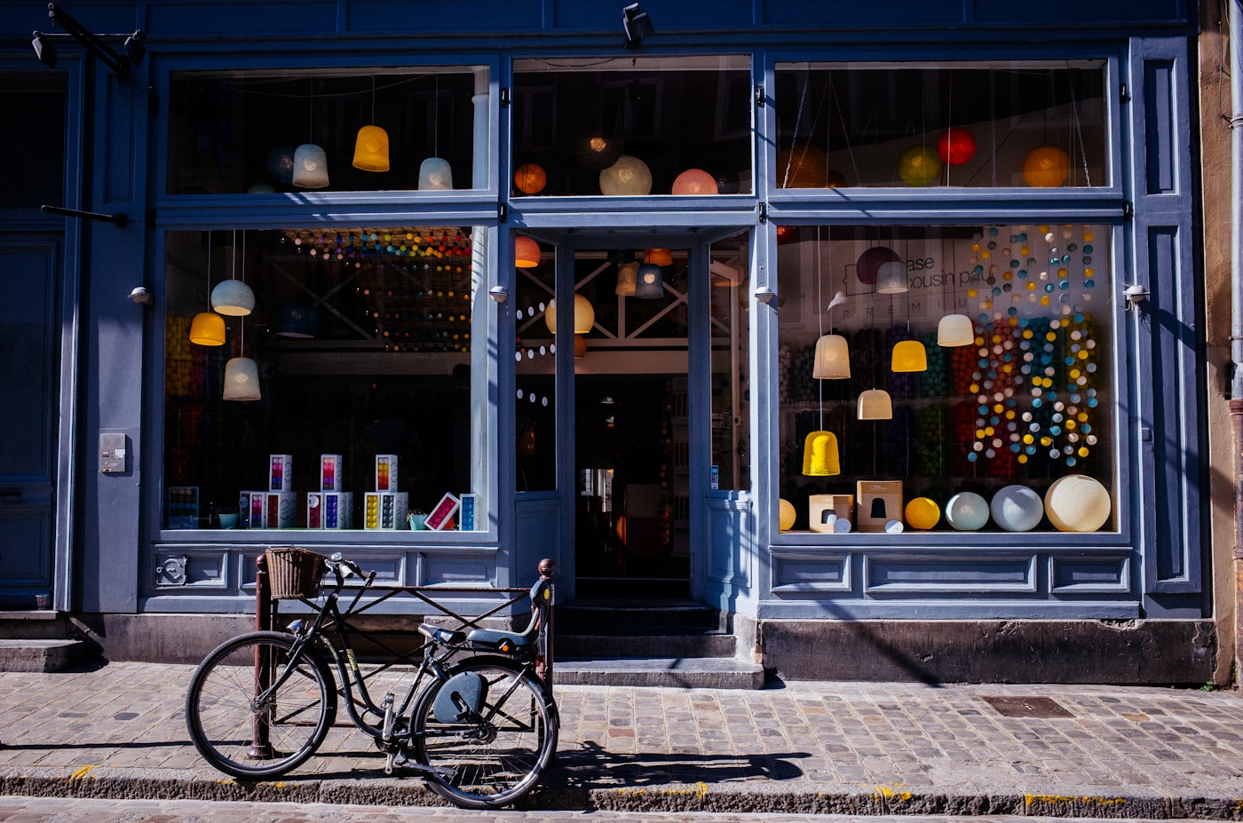 Open-air retail promenade, representative format